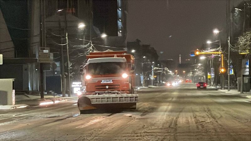 Комбинированные машины обработали пескосолью дороги Краснодара