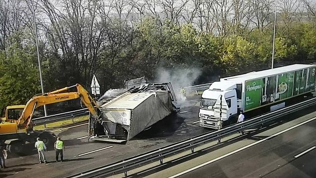 Фура попала в ДТП, перевернулась и загорелась на Кубани