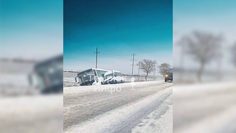 Два автобуса съехали с трассы из-за сильного ветра в Темрюкском районе