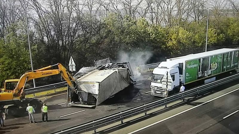 Фура попала в ДТП, перевернулась и загорелась на Кубани