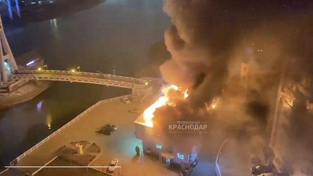 В ресторане на берегу реки Кубань 2,5 часа тушили пожар Фото: телеканал «Краснодар»