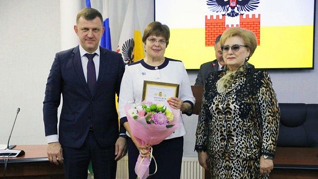 Евгений Наумов и Вера Галушко наградили сотрудников департамента образования и педагогов Краснодара