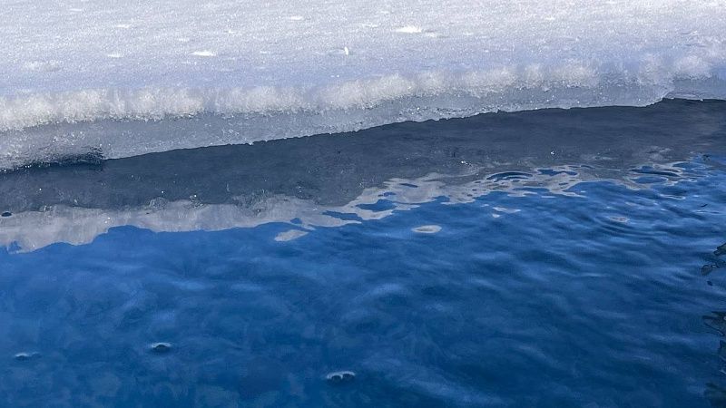 Грузовик с 30 тоннами стройматериалов провалился под лед в Якутии