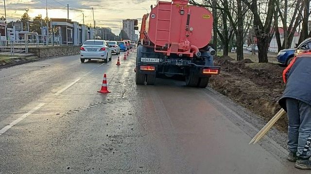 На 16 улицах Краснодара ремонтируют дороги по нацпроекту БКД. Фото: пресс-служба администрации Краснодара