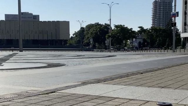 Смотреть на фонтан, сидя на плитке: почему на Главной городской площади нет лавочек Фото: телеканал «Краснодар»