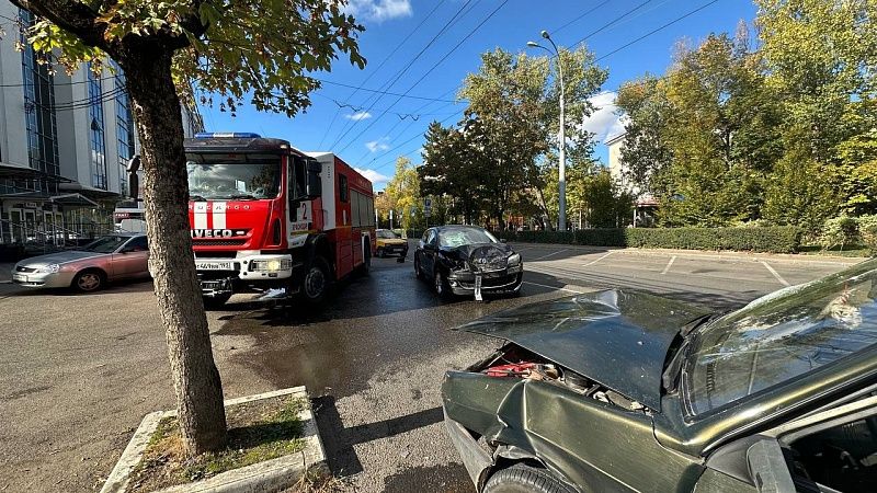 Авария с участием двух легковушек произошла на ул. Гагарина в Краснодаре