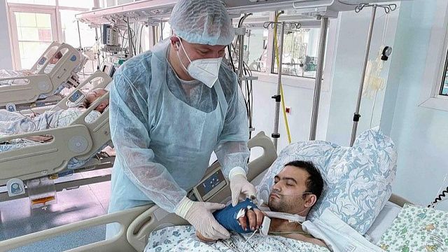 Краснодарские врачи пришили мужчине почти полностью отрубленную кисть