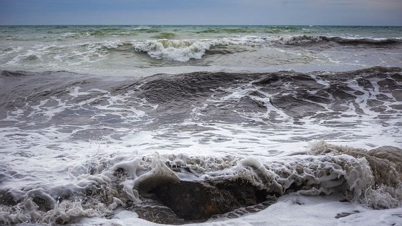 Из-за непогоды закрыли пляжи Сочи и Сириуса