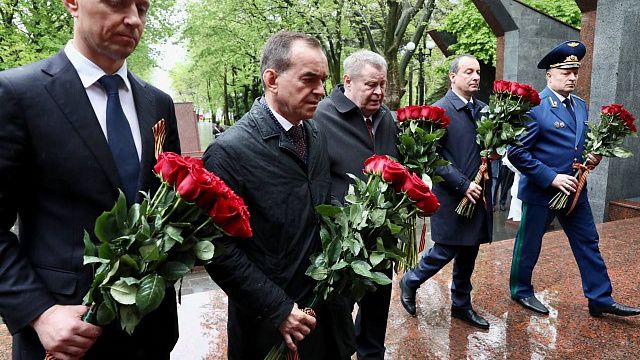 Вениамин Кондратьев возложил цветы к Вечному огню в Новороссийске. Фото: пресс-служба администрации Краснодарского края