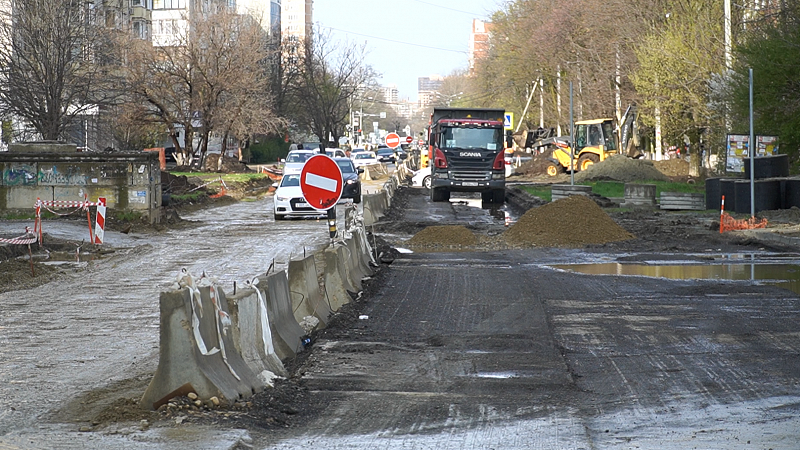 Мэр Краснодара проверил ремонт дорог по улицам Домбайской, Зиповской и Карякина
