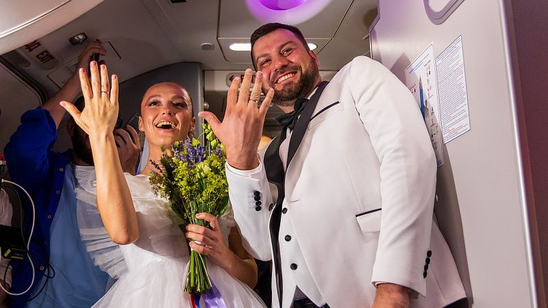 Восемь пар влюбленных поженились в самолете на рейсе в Сочи