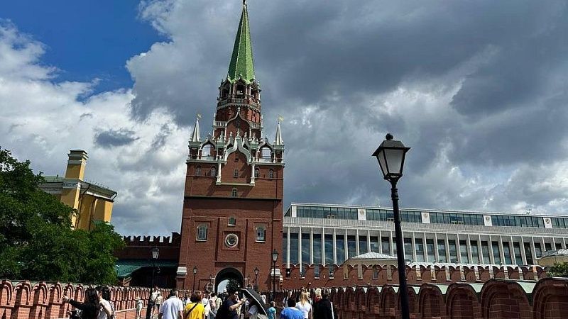 Японка сошла с ума около Кремля в Москве