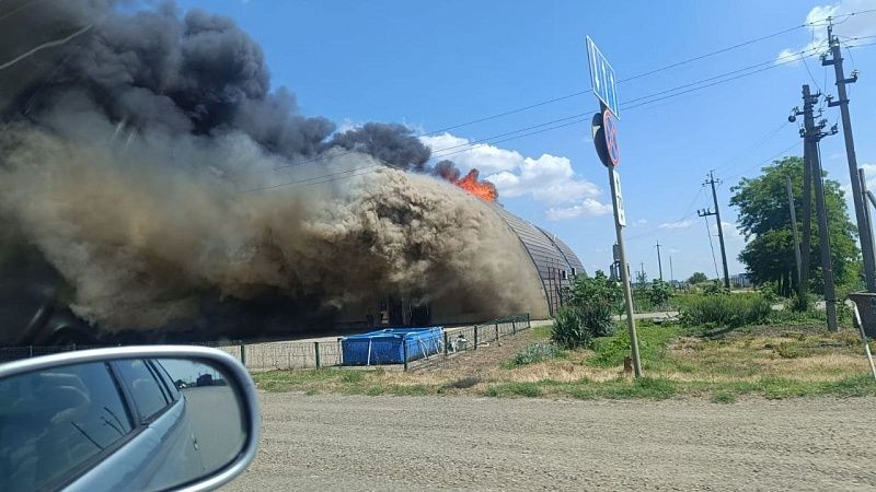 Магазин с пиротехникой загорелся на 400 «квадратах» под Краснодаром