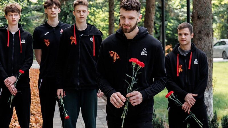 Игроки «Локомотива-Кубани» почтили память павших героев войны в Краснодаре