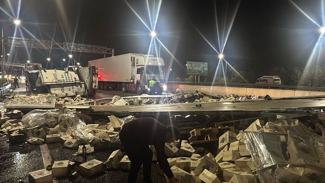 Разбившуюся фуру с вином из Грузии засняли в Ставропольском крае