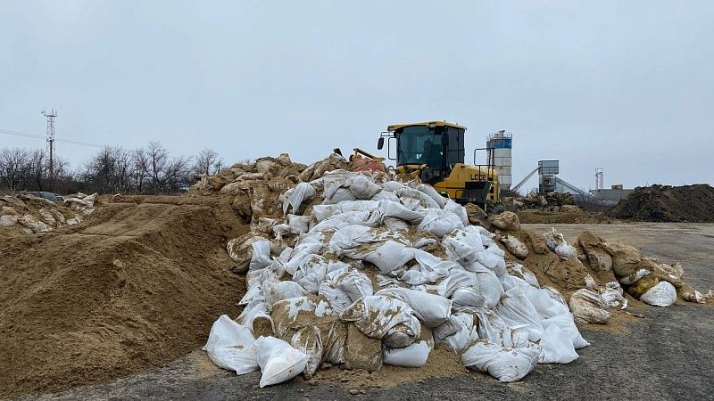 Начали вывозить мазут с площадки временного накопления в Воскресенском в Анапе