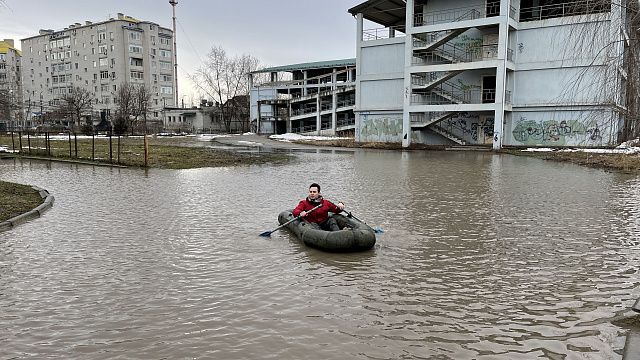 Итальянские будни на Кубани: житель Краснодара переплыл подтопленную улицу на лодке (ВИДЕО)