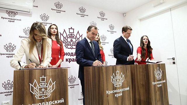 Новый промпарк для Краснодара, гостиницы в Сочи и доступный интернет: Кубань подписала несколько крупных соглашений на ПМЭФ-2022