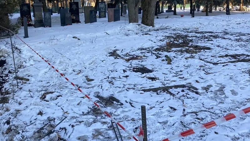 Тяжелая техника повредила могилы ветеранов на мемориале в Курске