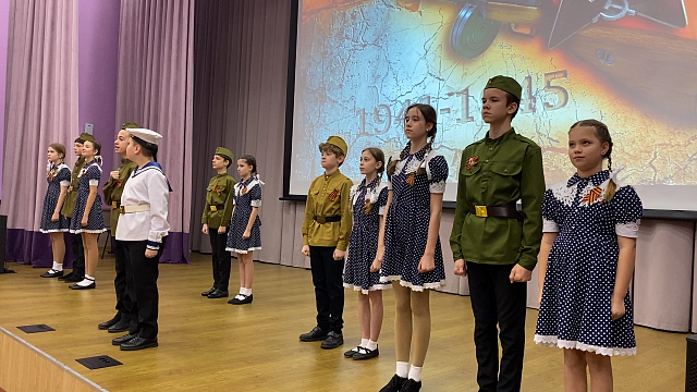 В гимназии №92 почтили память освободителей Краснодара. Фото: телеканал «Краснодар»