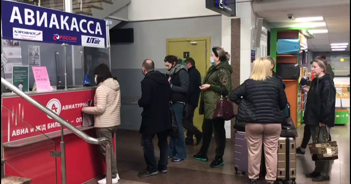 Краснодар закрыли дороги. Регистрация пассажиров в аэропорту. Ситуация в аэропорту Краснодара. Аэропорт Краснодар закрыт. Метро внутри Краснодар фото.