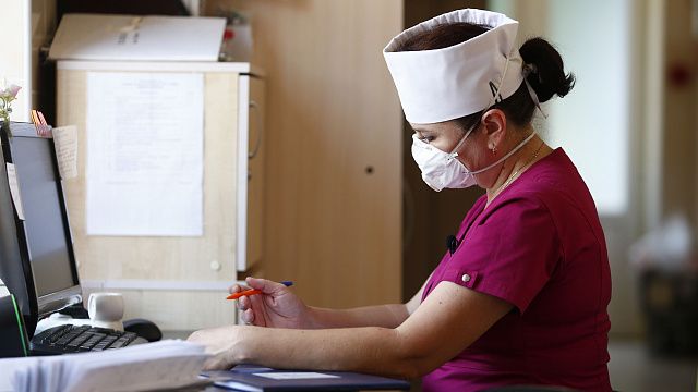 Чтобы оформить больничный, жителям Краснодара нужно позвонить на горячую линию своей поликлиники