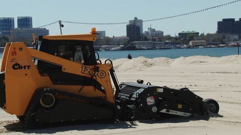 Российскую гусеничную машину впервые применили для уборки пляжа в Анапе