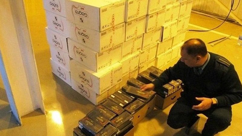 На 8,7 млн рублей нашли контрабандные сигареты в крыше автобуса на таможне Сочи