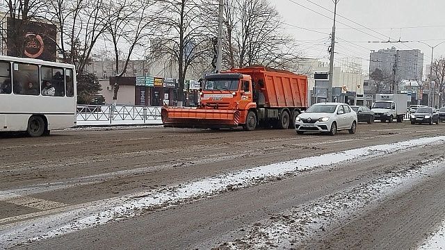 Из-за снегопадов осложнилась работа транспорта и коммунальных служб на Камчатке