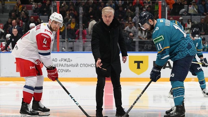 Юморист Светлаков поучаствовал в символическом выбрасывании шайбы в Сочи