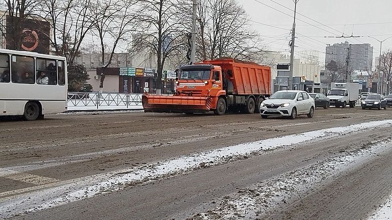 Из-за снегопадов осложнилась работа транспорта и коммунальных служб на Камчатке