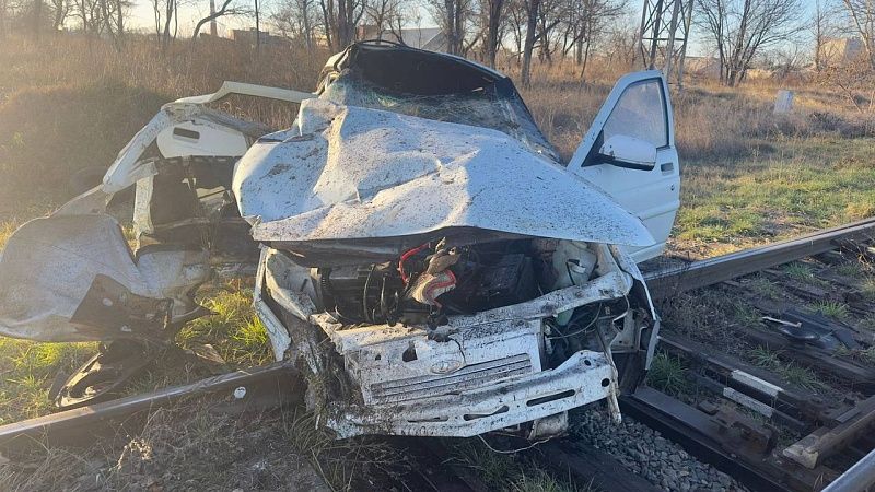 Поезд протаранил легковушку с молодым водителем в Лабинске