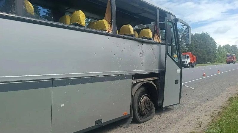 СМИ опубликовали кадры после атаки БПЛА на автобус с детьми под Брянском