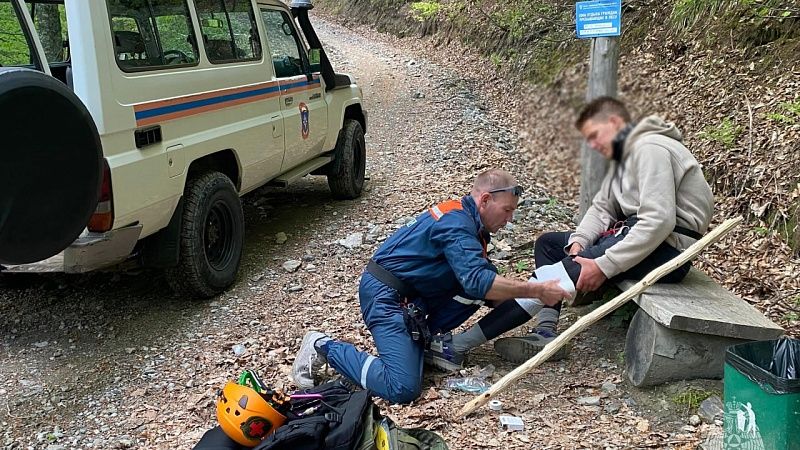 Спасатели помогли туристу с травмой колена в горах Сочи