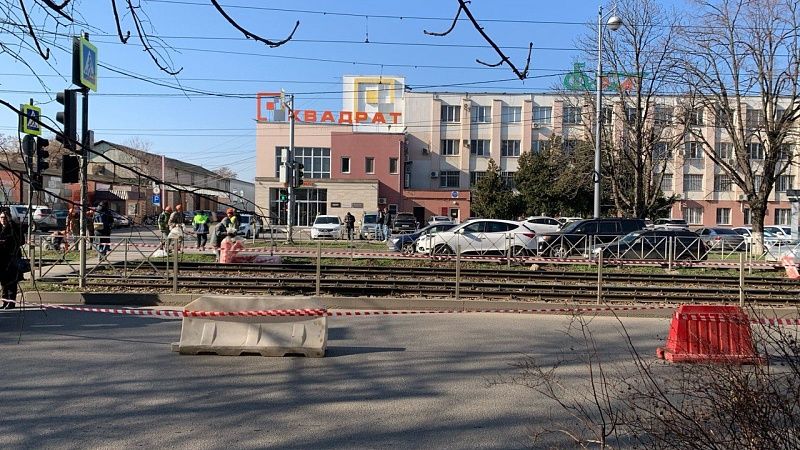 Краснодарцы обнаружили очередной провал на Московской около трамвайных путей 
