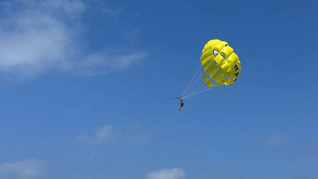 Чудом выжил при падении с высоты 4,5 км с неисправным парашютом житель Австралии