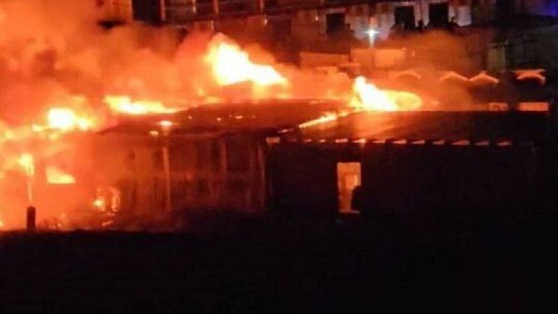 Пожар площадью в 300 квадратов вспыхнул на стройке в Новороссийске 