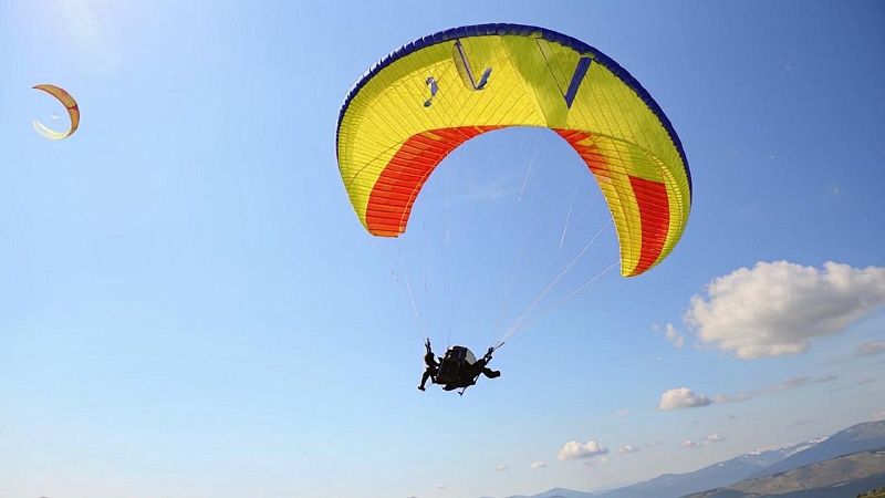 Затянутый в облака парапланерист чуть не замёрз насмерть в Китае