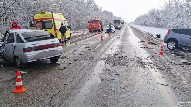 В лобовом ДТП на встречке погибли два водителя в Усть-Лабинском районе