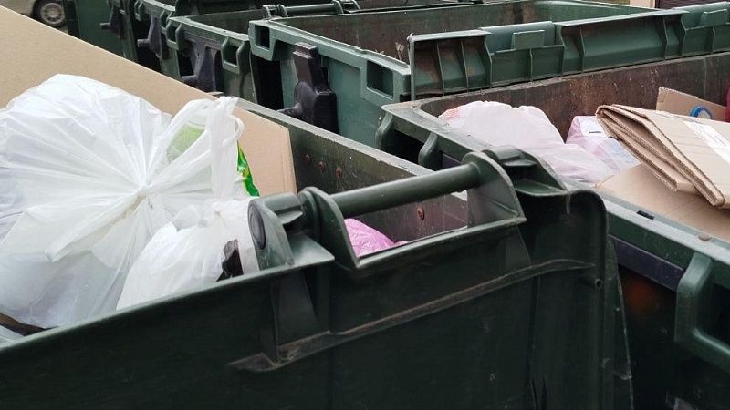 Женщина случайно нашла 12 миллионов батов на помойке в Тайланде