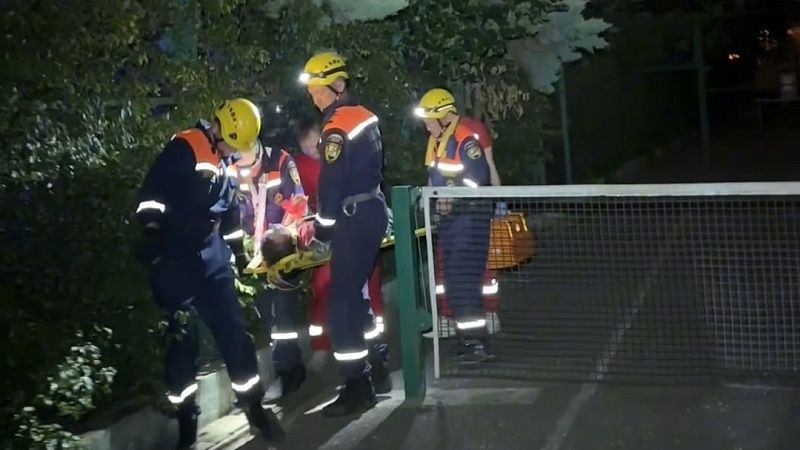 Травмы спины и руки получил подросток при падении с обрыва в центре Сочи