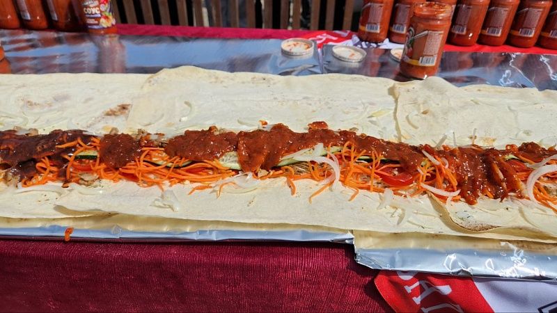 Фестиваль «Маёвка 2025» открыли приготовлением 21 метровой шаурмы в Краснодаре