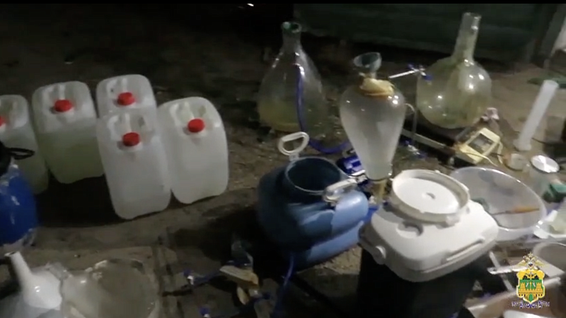 Нарколабораторию с 5 кг мефедрона в арендованном ангаре накрыли на Кубани