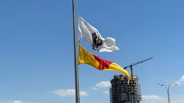 Порвавшийся флаг Краснодара в центре города заменят на новый. Фото: телеканал «Краснодар»