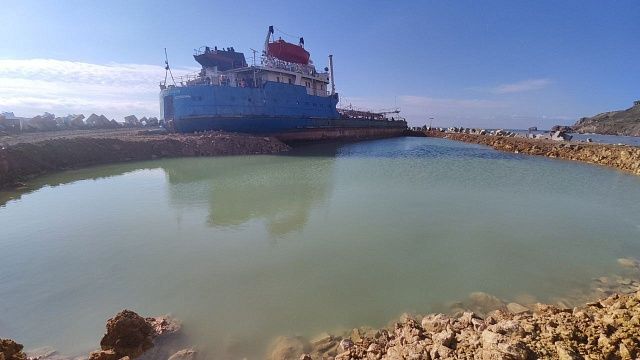 «Волгонефть-239» вытянули на 8 метров на берег для удобства демонтажа