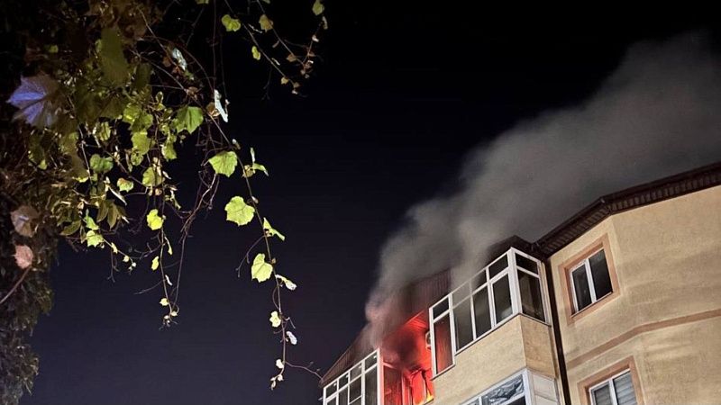 Из-за свалки старых вещей сгорела квартира в Анапе