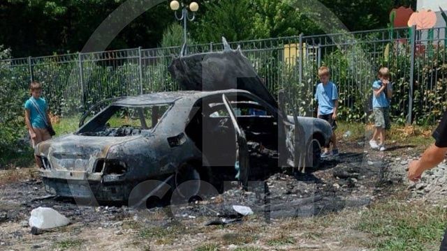 В Сочи дотла сгорела иномарка близ жилого дома
