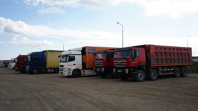 Очередь из грузовиков на Керченскую переправу значительно выросла Фото: Телеканал «Краснодар»