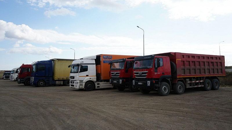 Очередь из грузовиков на Керченскую переправу значительно выросла