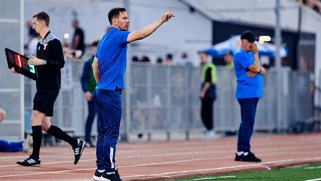 Константин Зырянов - главный тренер новороссийского футбольного клуба. Фото: t.me/fcchernomorets_nvrsk